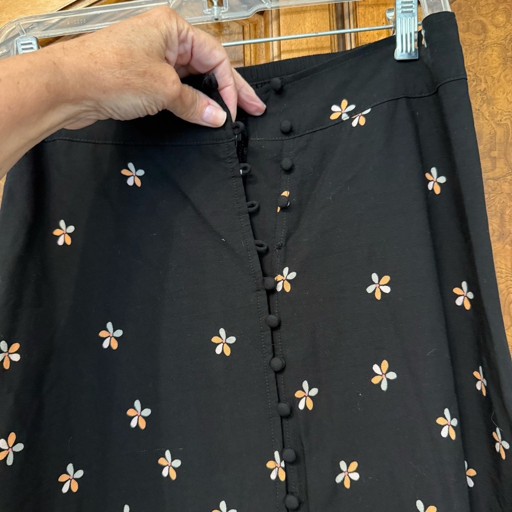 Express Black Floral Maxi Skirt with‎ front slit. Super cute!!🥰 - Picture 4 of 5